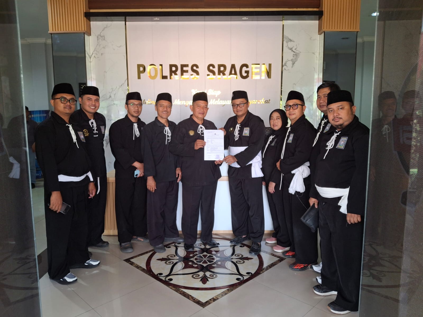 DIDUGA GUNAKAN MEREK/LOGO PSHT KELAS 41 TANPA HAK, SUNANTO LAPORKAN DUA PENGURUS PSHT KE POLRES SRAGEN